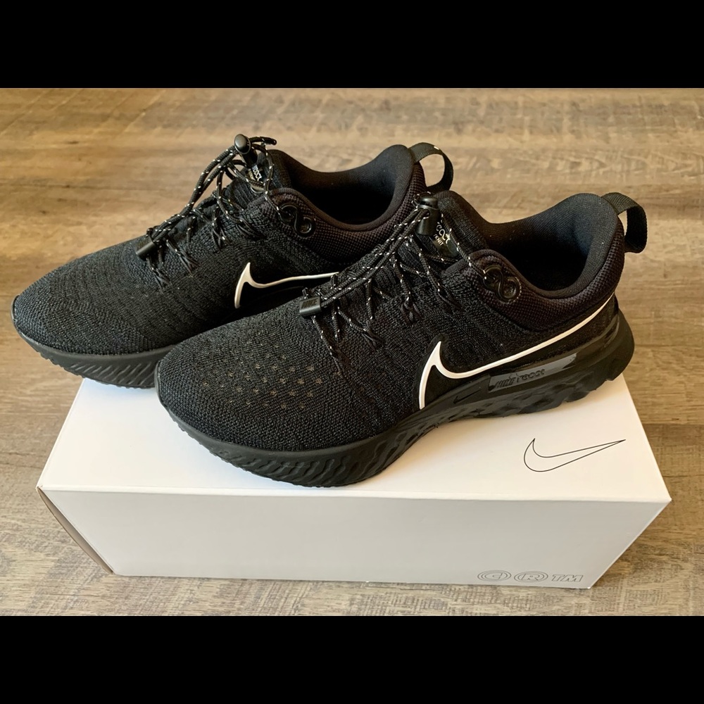 Women’s Nike React Infinity Flyknit 2 (SIZE 6.5)